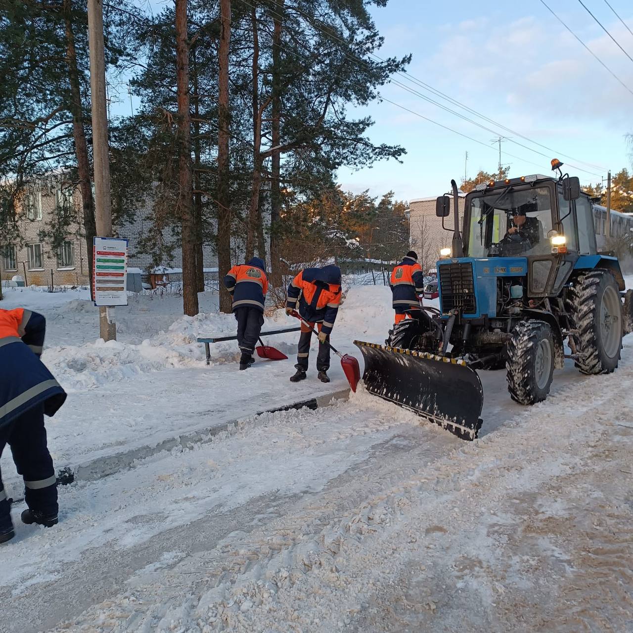 Очищаем от снега тротуары и остановки Очищаем от снега тротуары и остановки