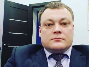 Подводит итоги года и поздравляет коллег и жителей Ленобласти с новогодними праздниками директор «Киришского ДРСУ», Серебренников Максим Александрович