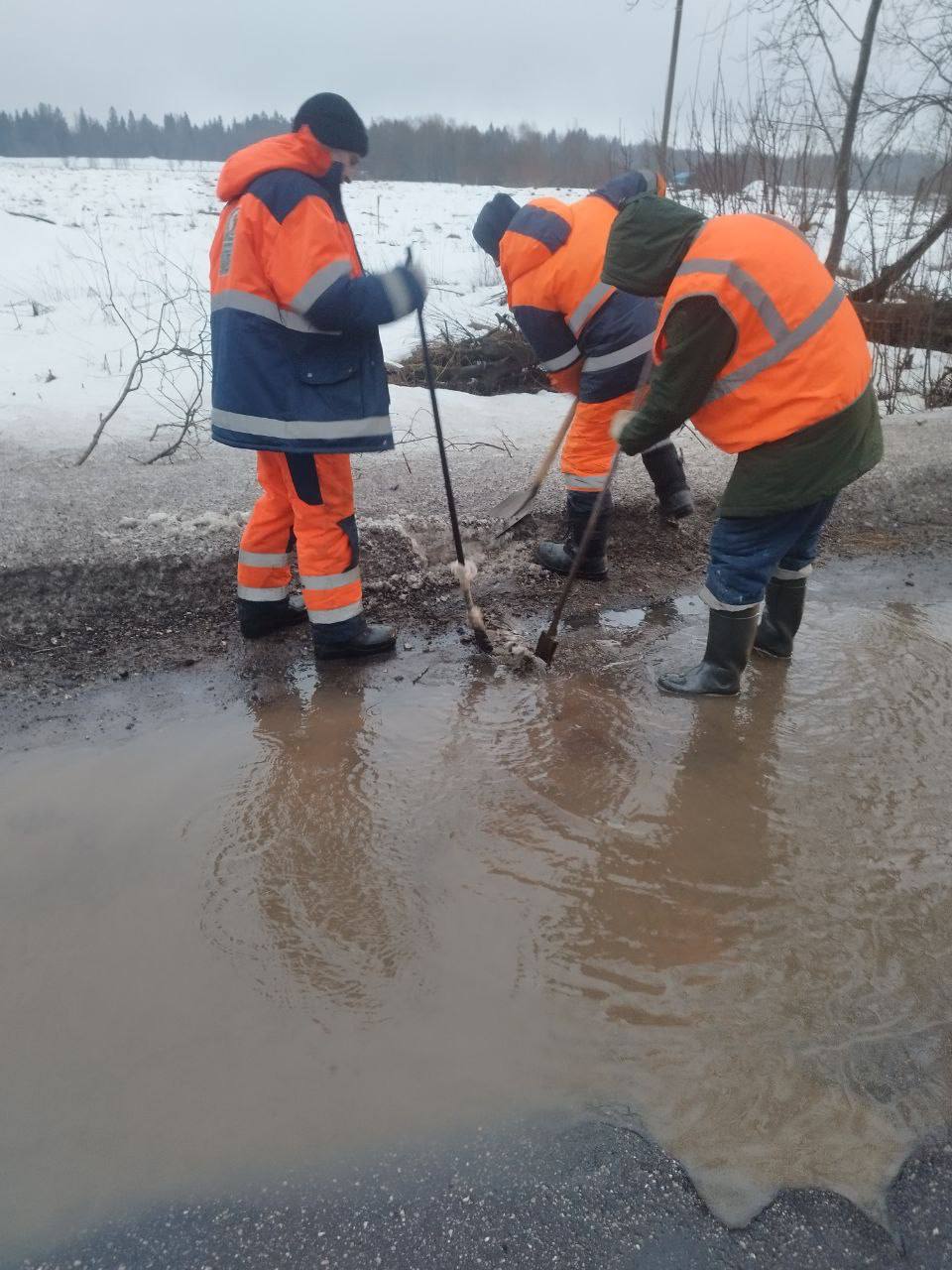 Спуск воды с проезжей части Спуск воды с проезжей части