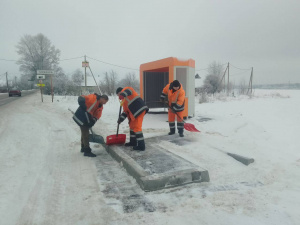 Плановые работы по расчистке остановок и тротуаров
