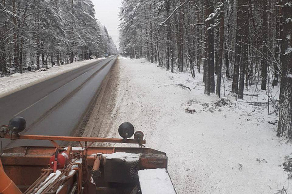 Плановые работы по расчистке остановок и тротуаров