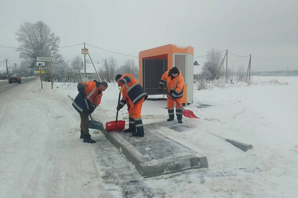 Плановые работы по расчистке остановок и тротуаров