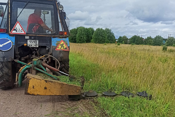 Работы по покосу травы вдоль дорог