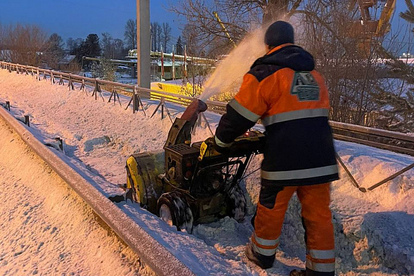 Очищаем от снега тротуары и остановки