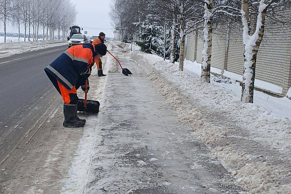 Плановые работы по расчистке остановок и тротуаров
