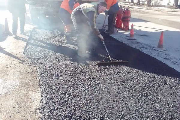 Первые работы по устранению ямочности после зимнего сезона