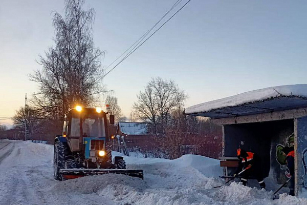 Очищаем от снега тротуары и остановки